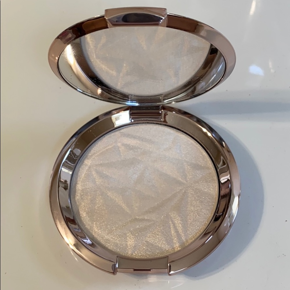 BECCA Vanilla Quartz highlighter